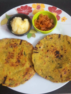 મકાઈ મસાલા રોટલા (Makai Masala Rotla Recipe In Gujarati) રેસીપી મુખ્ય ફોટો