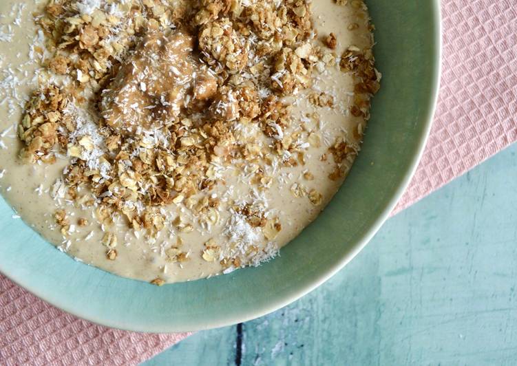 Banana, Peanut Butter & Coconut Smoothie Bowl