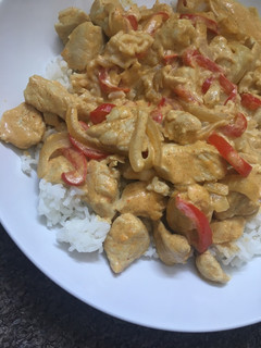 Una foto de Pollo al curry cremoso