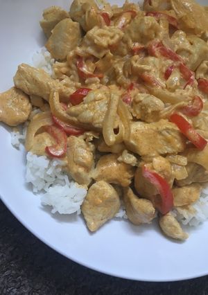 Una foto de Pollo al curry cremoso