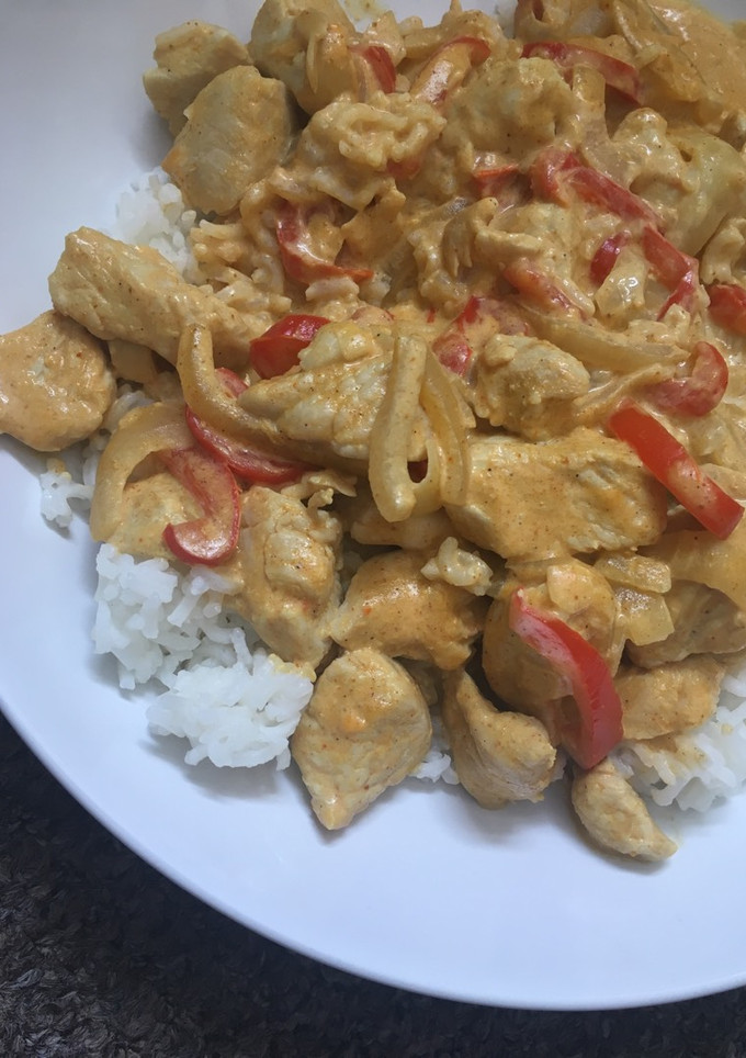 Una foto de Pollo al curry cremoso