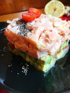 Una foto de Tartar de salmón y aguacate con limón