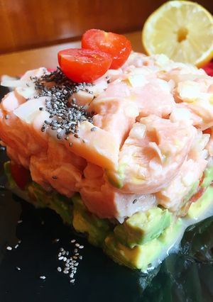 Una foto de Tartar de salmón y aguacate con limón