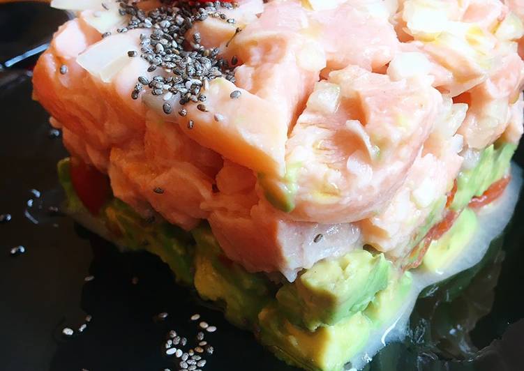 Tartar de salmón y aguacate con limón