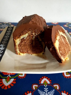 Una foto de Budín Marmolado con Cobertura de Ganache de Chocolate Amargo