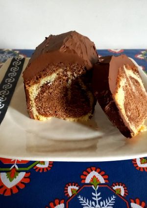 Una foto de Budín Marmolado con Cobertura de Ganache de Chocolate Amargo