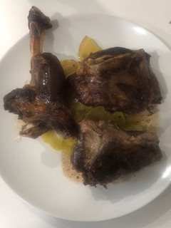 Una foto de Paletilla de cabra al horno con patatas panadera
