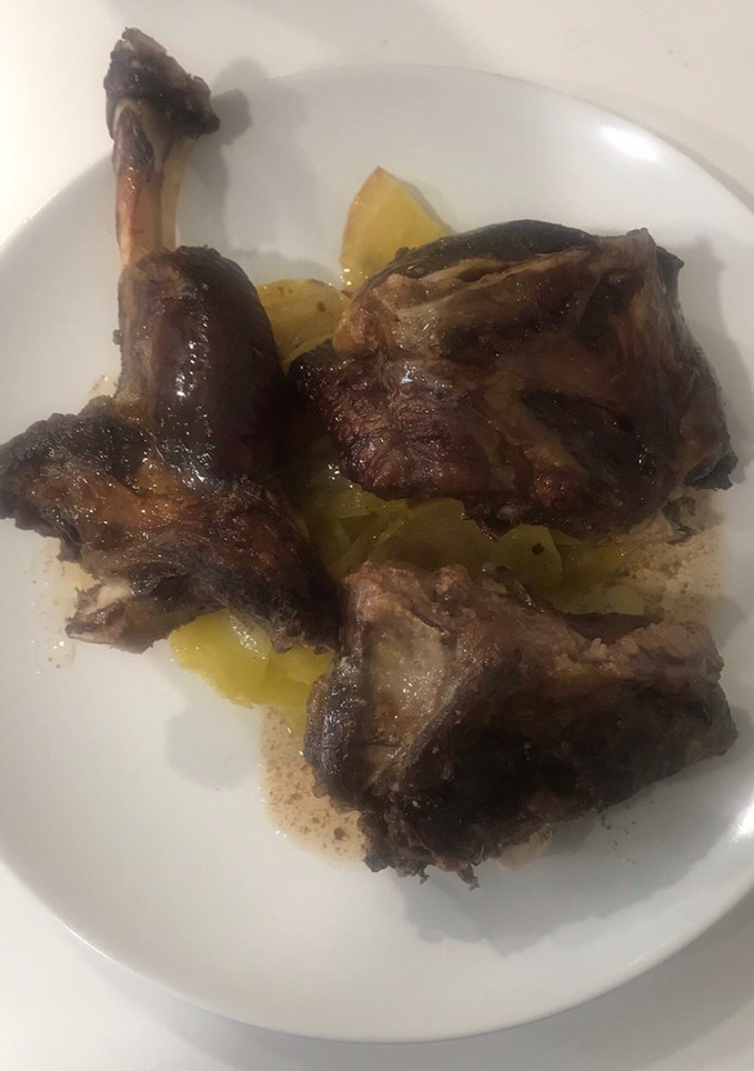 Una foto de Paletilla de cabra al horno con patatas panadera