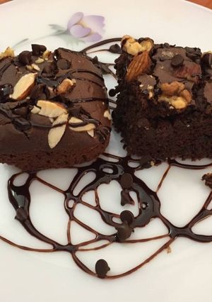वालनट ब्राउनी (Walnut brownie recipe in hindi) रेसिपी मुख्य फोटो