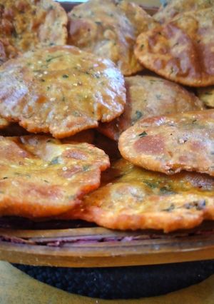 मिक्स पीठाच्या पुऱ्या (Mix Pithachya Purya Recipe In Marathi) रेसिपी चे मुख्य फोटो 