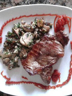 Una foto de Bife a la plancha, con provenzal de champignon y shitaki