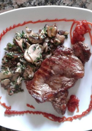 Una foto de Bife a la plancha, con provenzal de champignon y shitaki