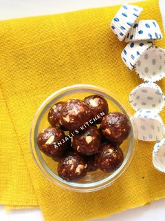 खजुर पीनट बटर ड्रायफ्रुट लाडू (khajur peanut butter dry fruits ladoo recipe in marathi) रेसिपी चे मुख्य फोटो 