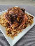 Pollo l'ast con patatas y cebolla en la airfryer