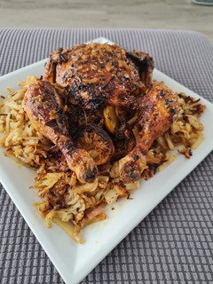 Una foto de Pollo l'ast con patatas y cebolla en la airfryer