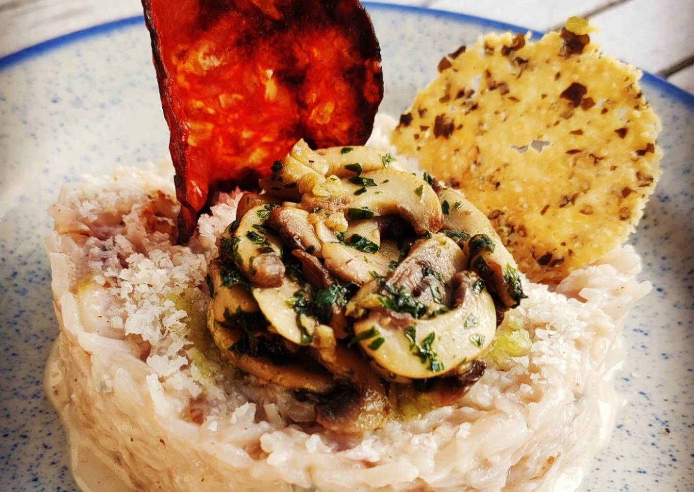 Risotto au Gorgonzola, Champignons en Persillade, Chips de Chorizo et Tuile de Parmesan