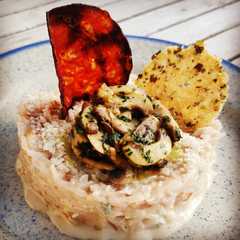 Une photo de Risotto au Gorgonzola, Champignons en Persillade, Chips de Chorizo et Tuile de Parmesan