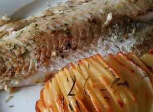 Una foto de Filet de pescado (merluza) acompañado de papa sueca