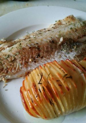 Una foto de Filet de pescado (merluza) acompañado de papa sueca