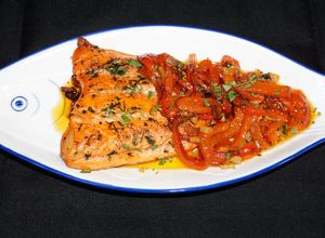 Una foto de Filete de salmón con pimientos asados al pil pil