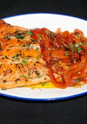 Una foto de Filete de salmón con pimientos asados al pil pil