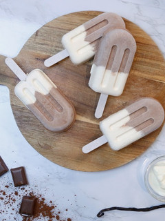 Una foto de Polo bicolor chocolate y vainilla - Moldes de helado apilables | Lékué