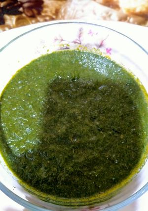 A picture of Hari chutney.