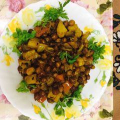 A picture of Chana masala/ghughari.