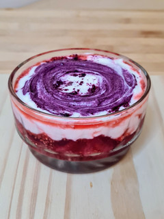 Una foto de Yogur a la crema con frutos rojos ♥️ Yogur casero con crema, maqui berry y frutillas 🫐🍓