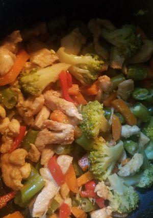 Una foto de Mix de pollo con verduras y miel