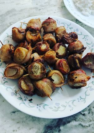 A picture of Bacon wrapped scallops.
