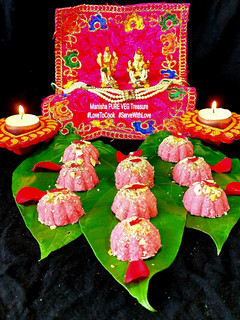 રોઝ કોકોનટ લાડુ (Rose Coconut Ladoo Recipe In Gujarati) રેસીપી મુખ્ય ફોટો