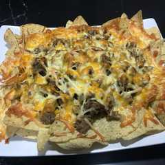 Una foto de Nachos con queso y carne