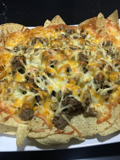 Una foto de Nachos con queso y carne