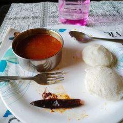 A picture of Idli-Sambar.