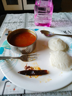 A picture of Idli-Sambar.