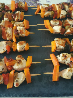 Una foto de Brochetas de pavo y verduras asadas