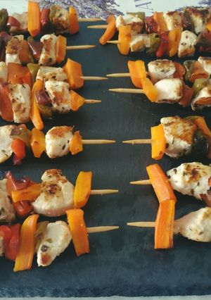 Una foto de Brochetas de pavo y verduras asadas