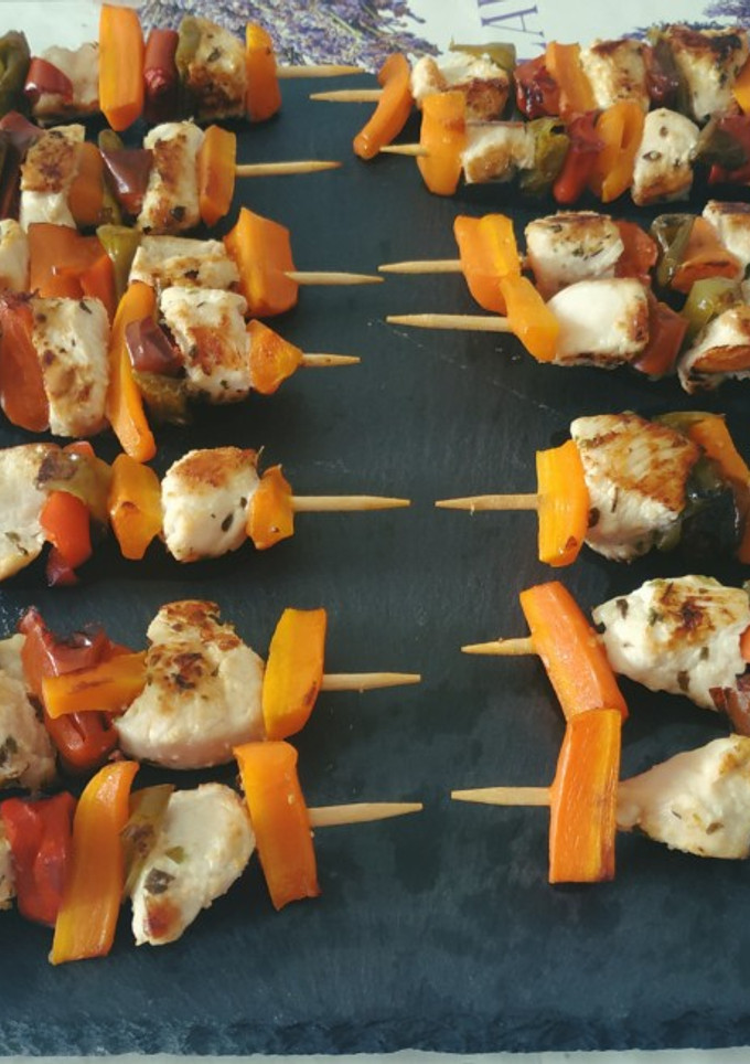 Una foto de Brochetas de pavo y verduras asadas
