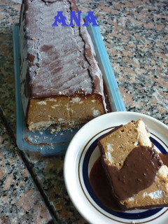 Una foto de Postre helado de dulce de leche y merengues