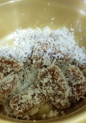 A picture of Chinese rice cake with coconut.