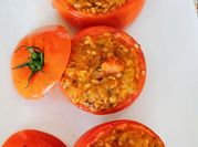 Una foto de tomates rellenos de vegetales