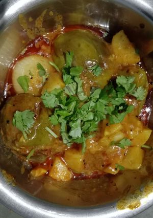 ભરેલા રીંગણ બટાકા નું શાક કુકર મા (Bharela Ringan Bataka Shak In Cooker Recipe In Gujarati) રેસીપી મુખ્ય ફોટો