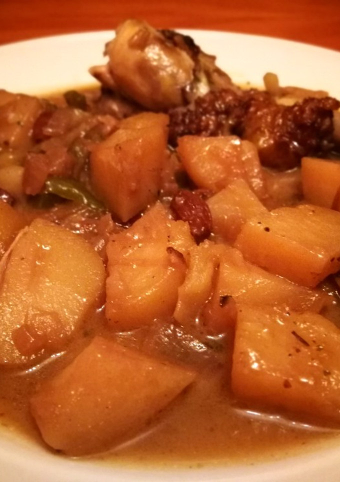 Una foto de Guiso de patatas con pollo y uvas pasas