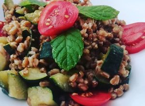 Foto di Insalata di farro perlato con zucchine, fiori di zucca, pomodori e Garam Masala