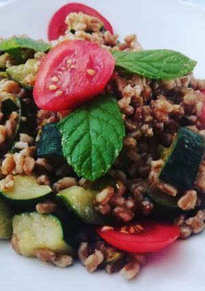 Foto di Insalata di farro perlato con zucchine, fiori di zucca, pomodori e Garam Masala