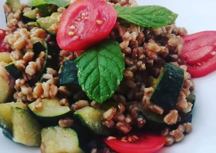 Insalata di farro perlato con zucchine, fiori di zucca, pomodori e Garam Masala