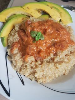 Una foto de Quinoa con salsa de chicharrones