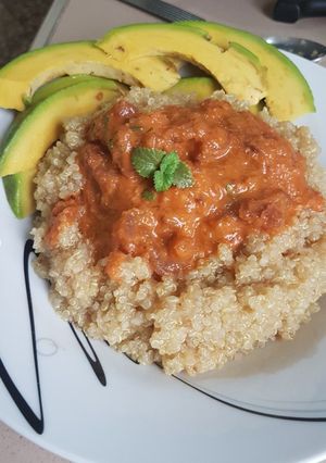 Una foto de Quinoa con salsa de chicharrones