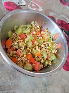ફણગાવેલા મગ નું સલાડ રેસીપી મુખ્ય ફોટો